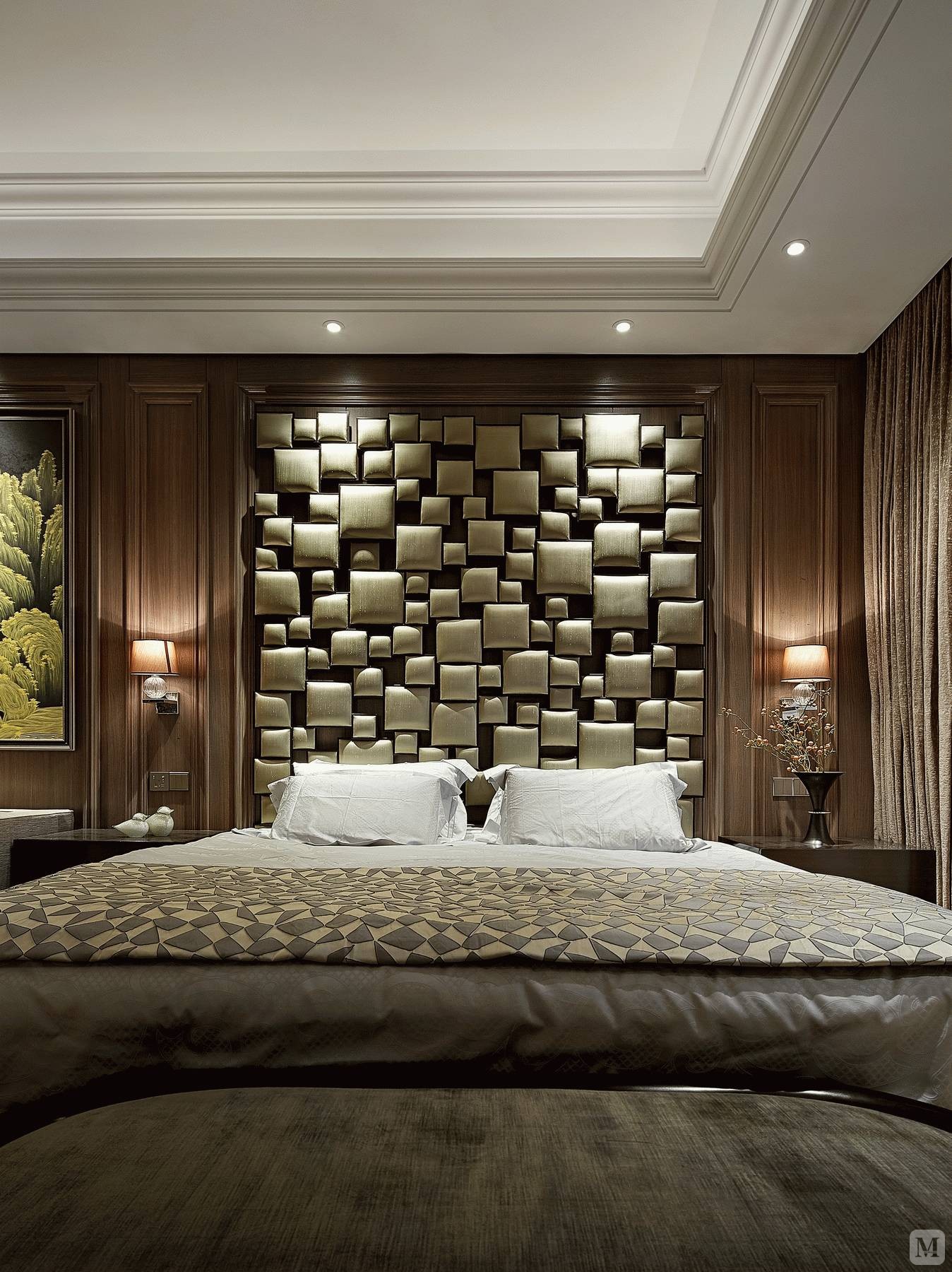 卧的床头背景墙设计,是来自christopher guy真丝布艺硬包,大小不一的