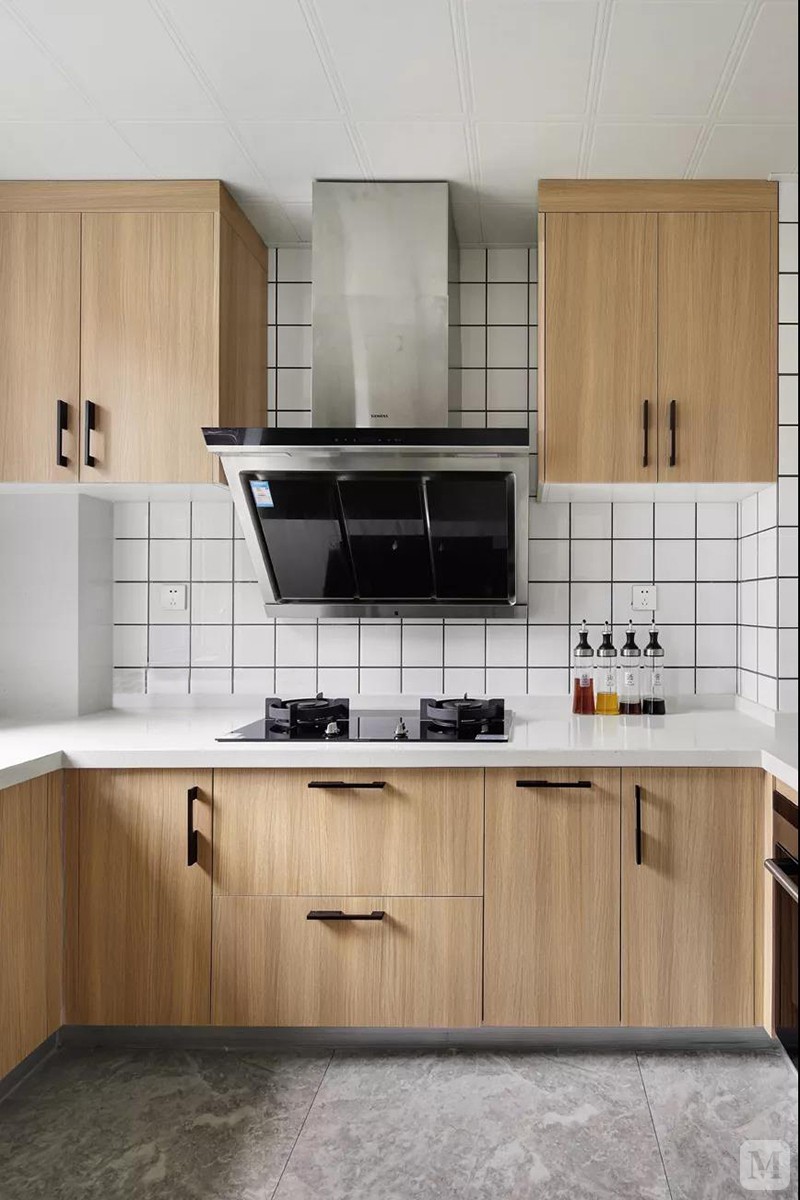 U型厨房搭载原木橱柜，配合台面和墙砖的白色，打造轻松自在的烹调格局。