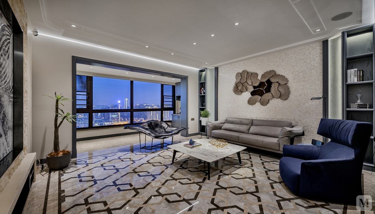 客厅以陶瓷白为主色调,加之宝蓝色沙发的点缀,静谧而优雅