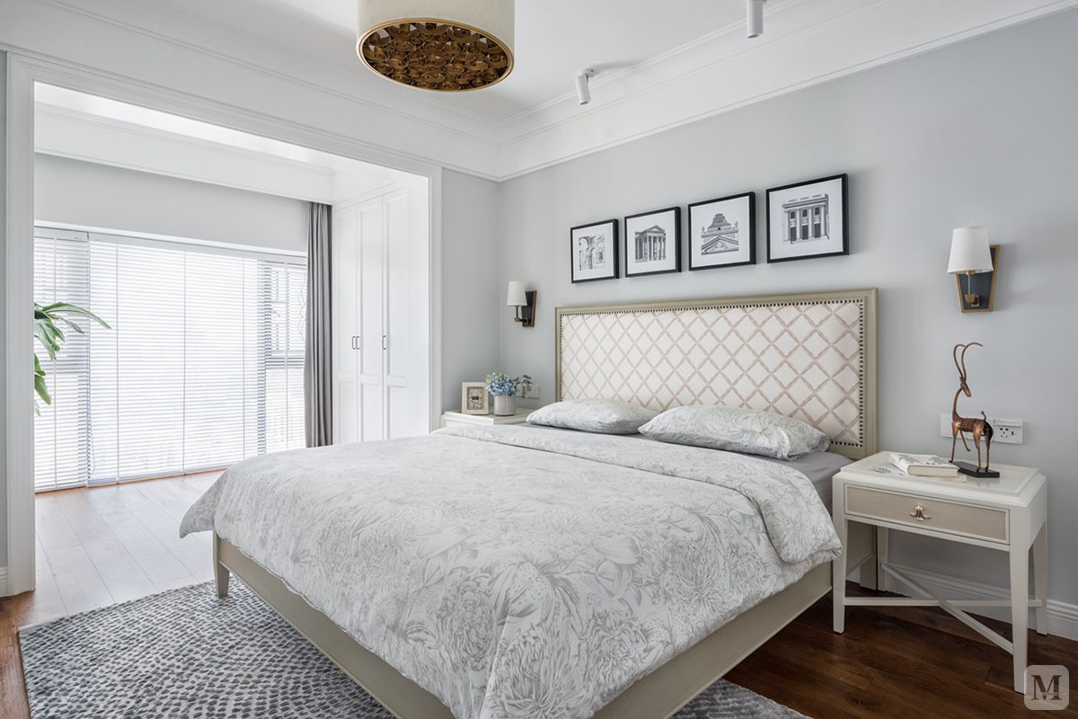 层次过渡,让室内变得更加协调,床头四副精致的建筑装饰画经典又活泼