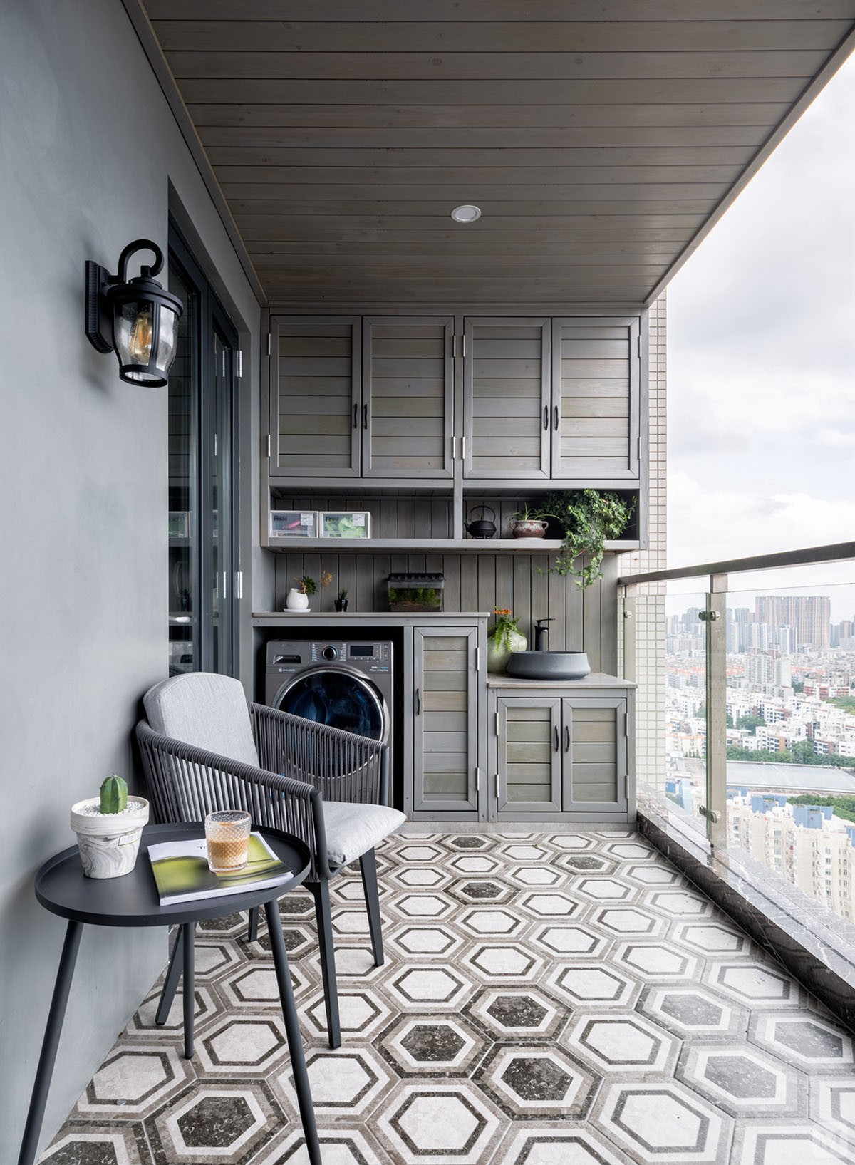 阳台采用了驼灰色防腐木,既美观又实用,在这几平米的小空间,添上几株