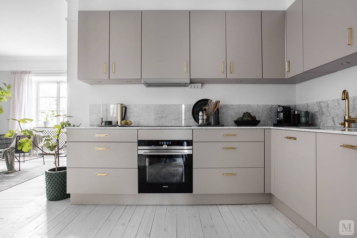 厨房是开放式的l型,简约大方,不同的上下厨卫柜正是经济实用型的.