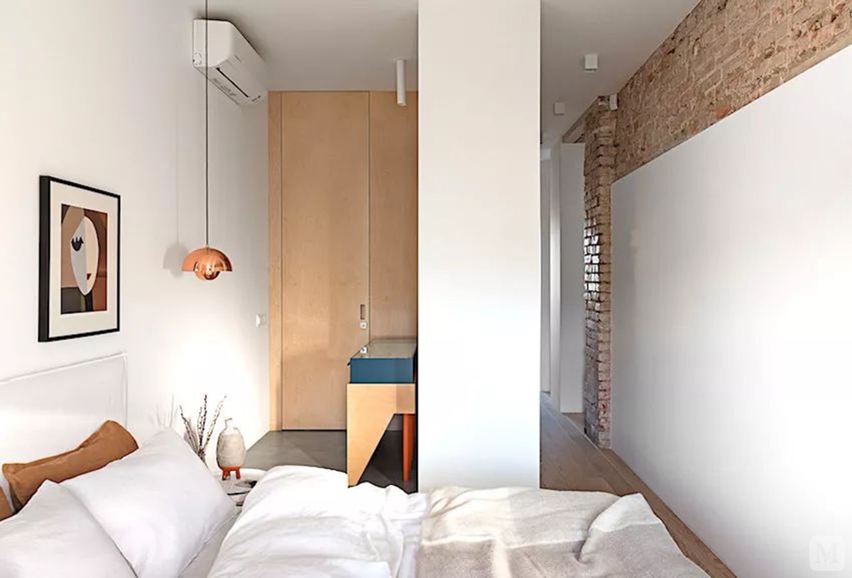 这套66平米的小公寓，整体以现代舒适的北欧风格家居氛围，通过在墙顶与梁体加入红砖与水泥质的粗犷元素，在舒适的空间里植入了独特原始感，带来了一个年轻别致的空间氛围。