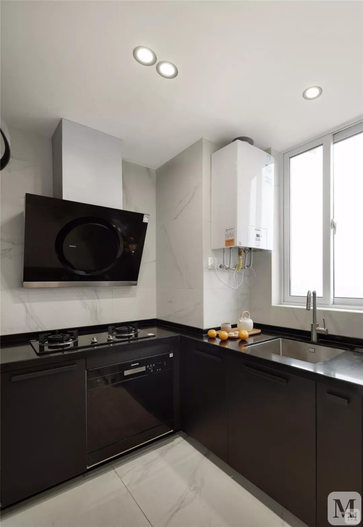 厨房以大理石质感白色墙面地面砖,结合暗色调的橱柜,带来的是庄重优雅