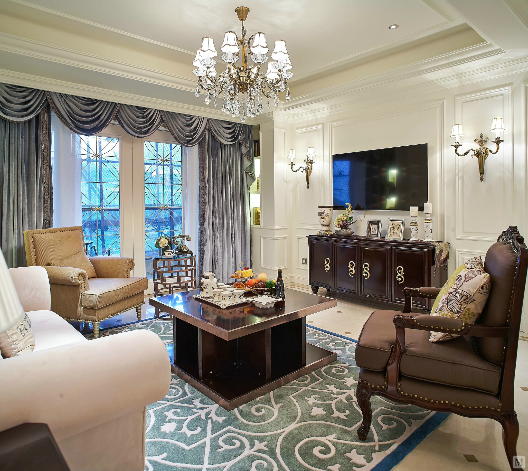 擅用各种花饰,丰富的木线变化,富丽的窗帘帷幄是西式传统室内装饰的