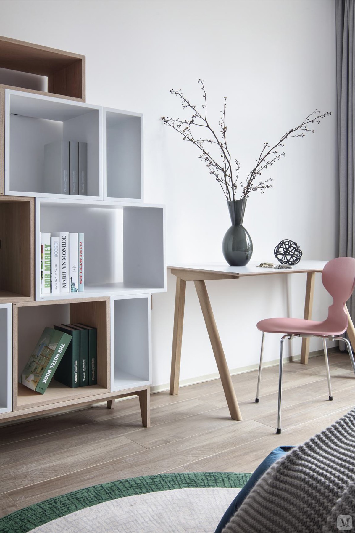 将原本建筑中大量使用的窗棂予以适当拆除,引入自然光,增加室内采光度