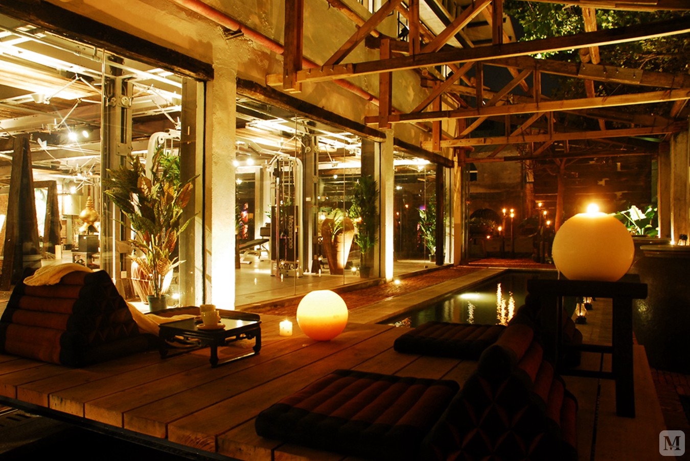 另外,自然光与室内绿色植物,家具中适当配置木质材质,将自然环境引人